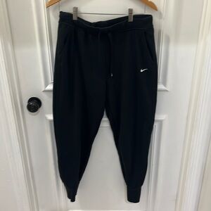 Size Large Black Nike sweatpants with pockets